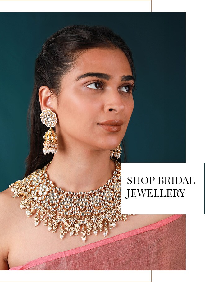 Mode wearing kundan and poki jewellery set