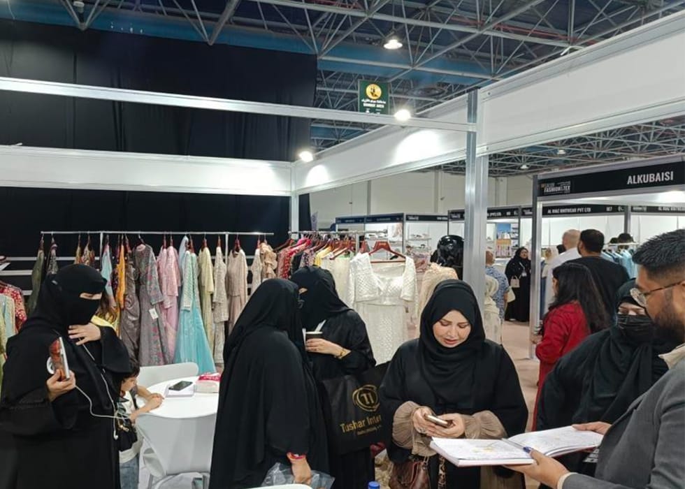 Saudi Arab clients at Aza stall
