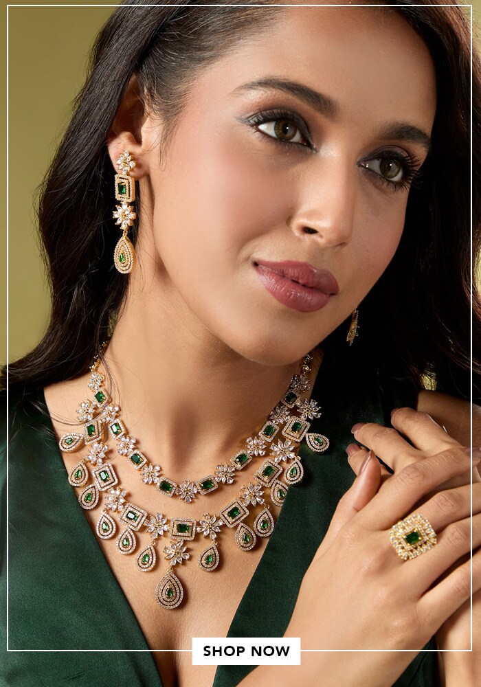 Model wearing necklace set