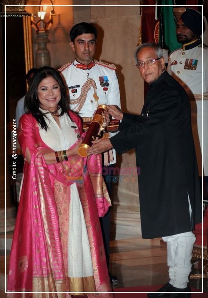 Ritu Kumar getting Padma Shri award from Pranab Mukherjee