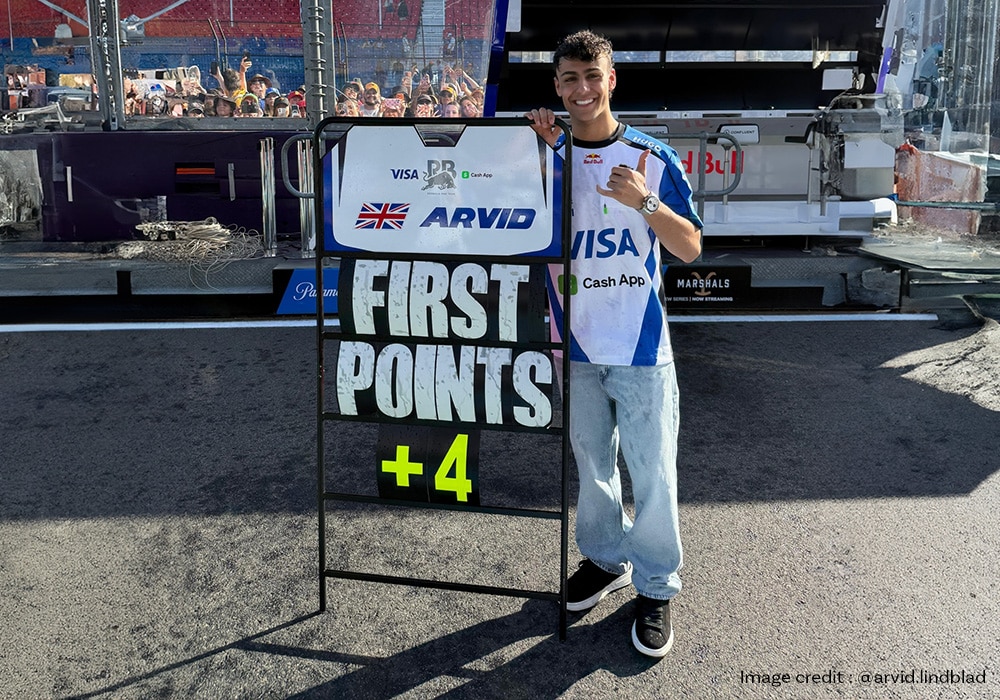 Arvid Lindblad with a scoreboard