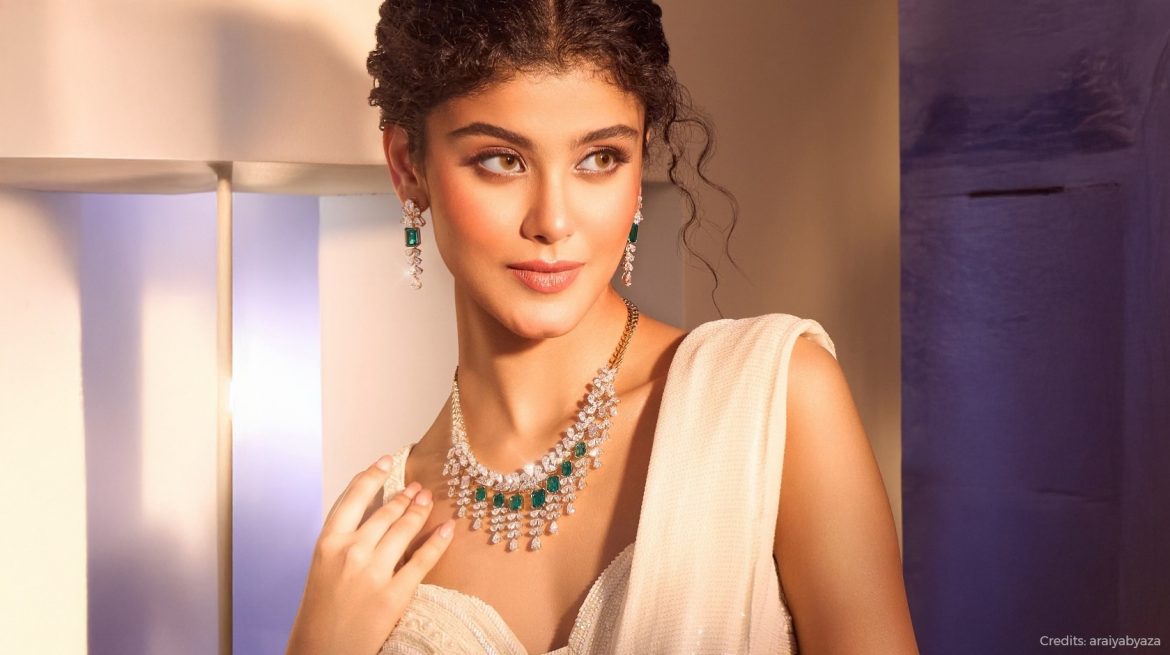 Minimal Neckpieces for a Modern Reception Look