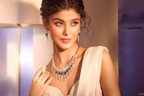 Minimal Neckpieces for a Modern Reception Look