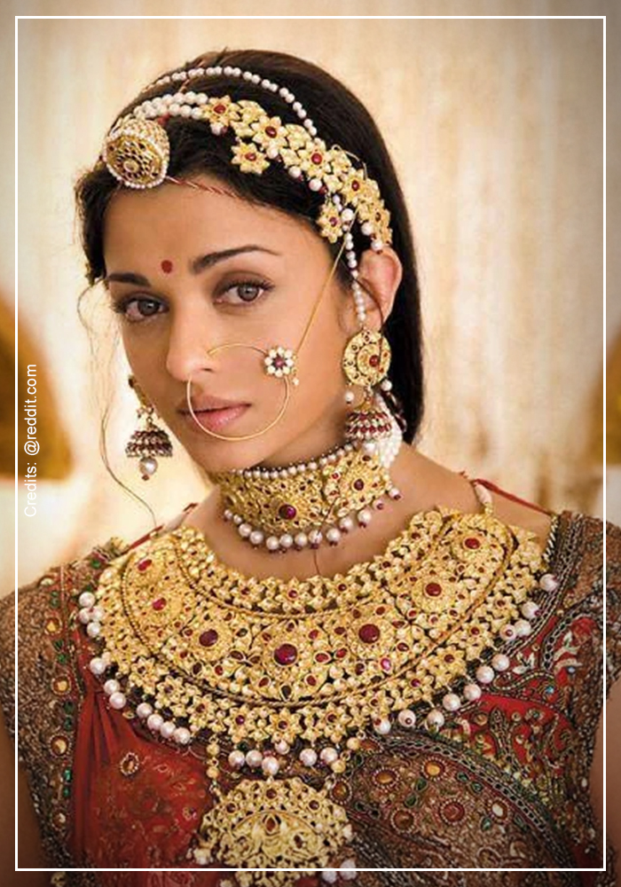Aishwarya Rai wearing nose ring in Jodhaa Akbar