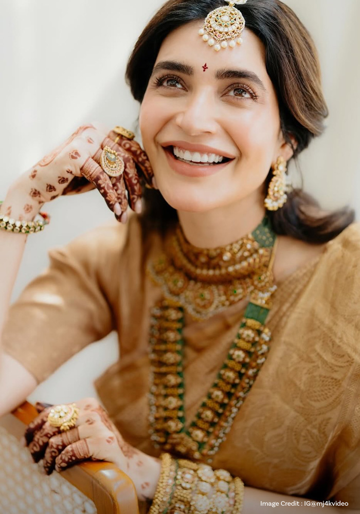 Karisma Tanna wearing gold jewellery on her Godh Bharai