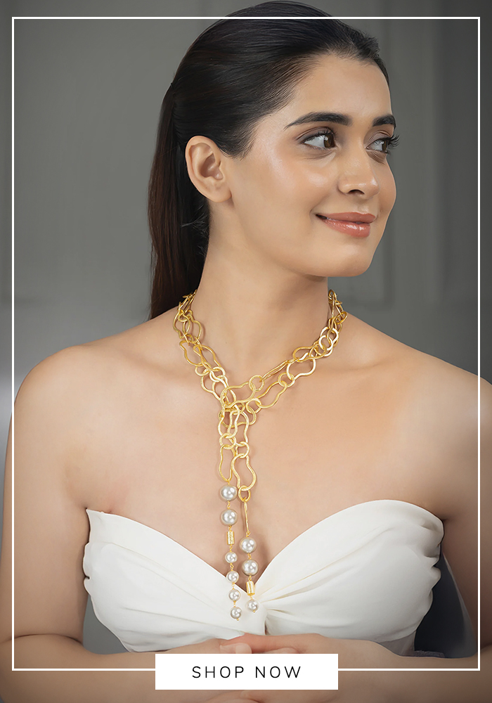 Oversized chain necklaces.