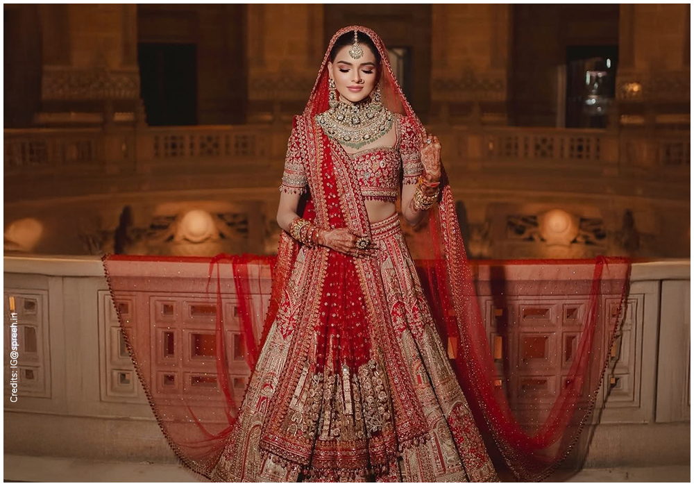 How Should a Petite Bride Choose Embroidery and Prints?