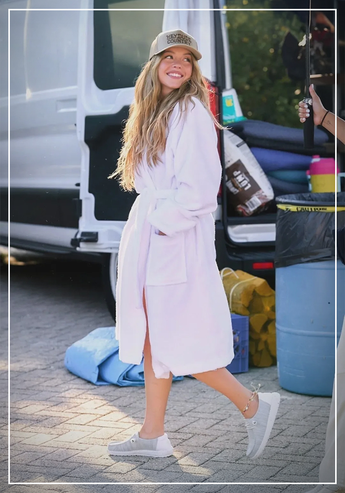 Sydney Sweeney wearing anklets with mermaidcore trend