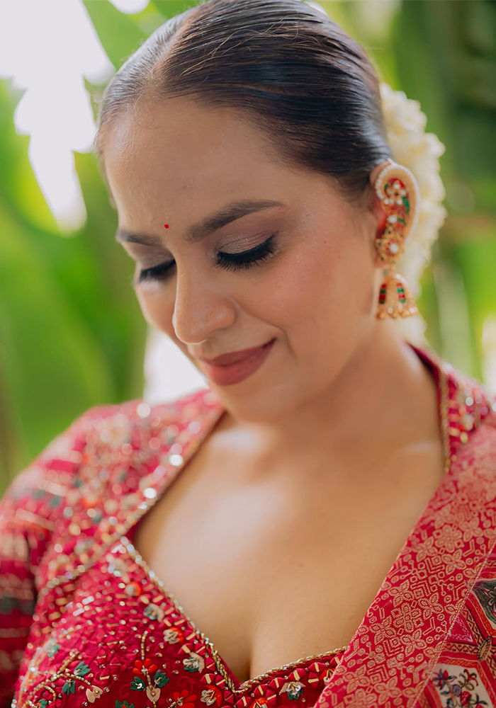 Abhinisha Jani Ashara wearing gold passa earrings