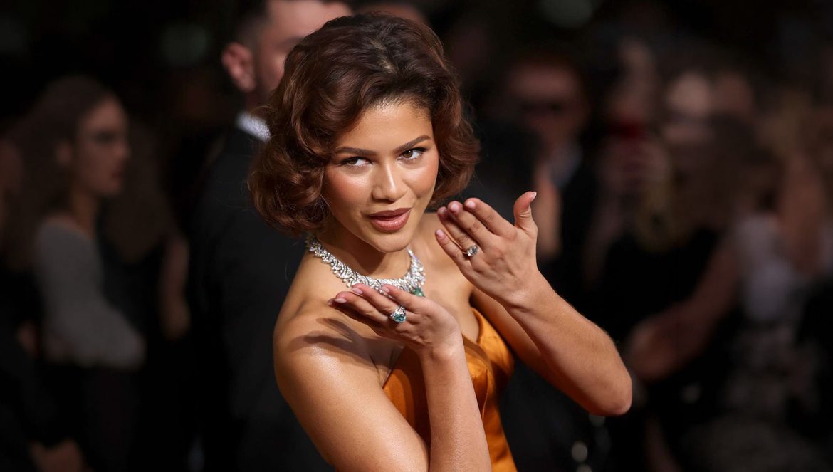 Zendaya wearing bigger diamond engagemen ring