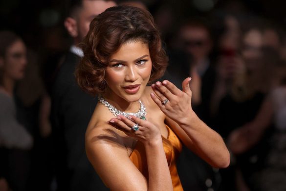 Zendaya wearing bigger diamond engagemen ring