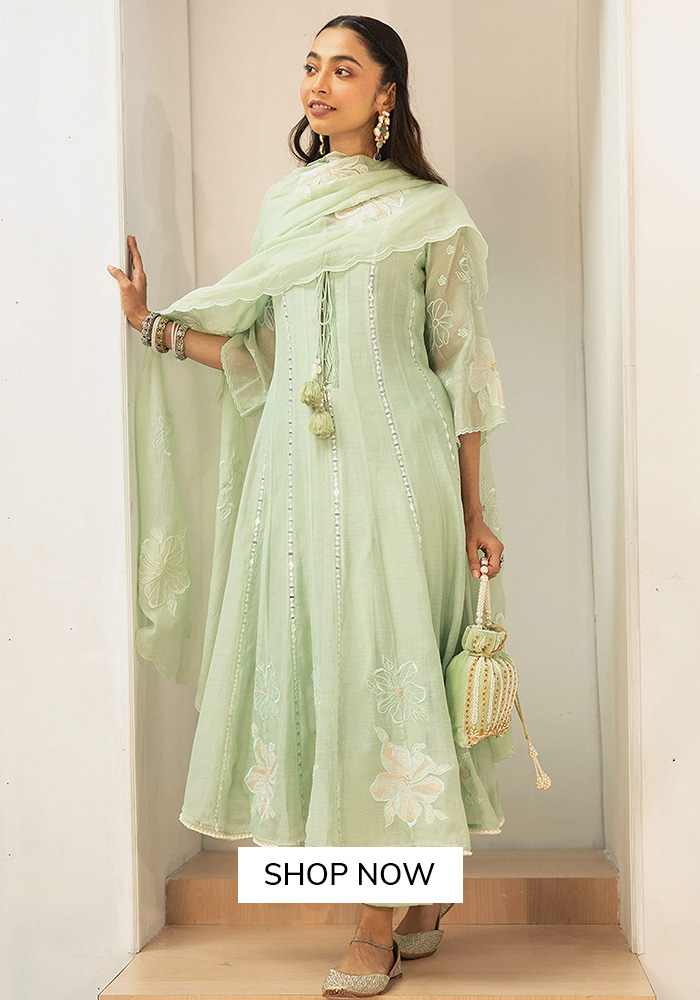 What to Wear on Saptami: The Classic with a Twist
