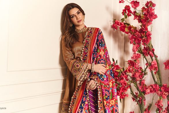 Kriti Sanon wearing Mayyur Girotra at Swadesh Anniversary