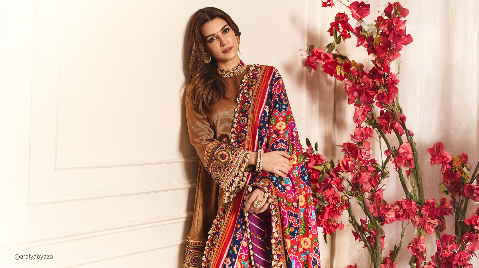 Kriti Sanon wearing Mayyur Girotra at Swadesh Anniversary